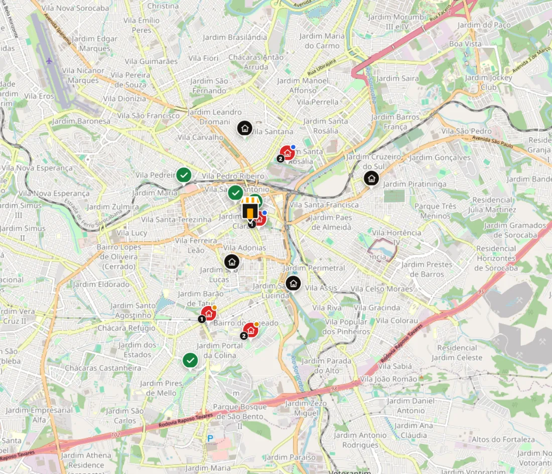 Mapa das entregas do sistema: a loja no centro, a casa de cada cliente com um pino, uma cor por motoboy e a legenda de quem está na rua